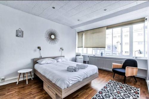 una camera con letto, scrivania e sedia di Appartement Love près des Grands Magasins - 6P a Parigi
