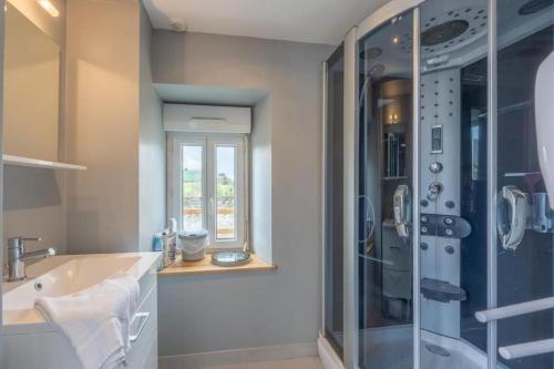une salle de bain avec un lavabo et une douche dans l'établissement Maison de famille au coeur d’Asnelles plage à 500m, à Asnelles