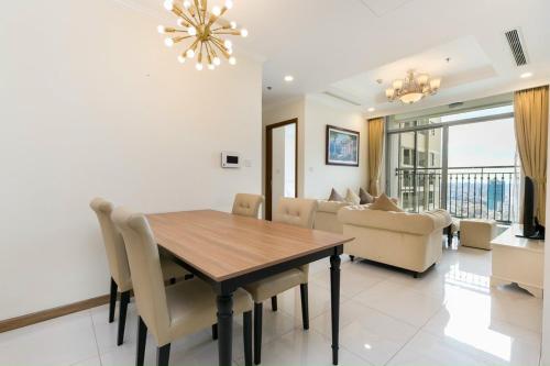 - une salle à manger et un salon avec une table et des chaises dans l'établissement Vinhomes Apartment, à Hô-Chi-Minh-Ville