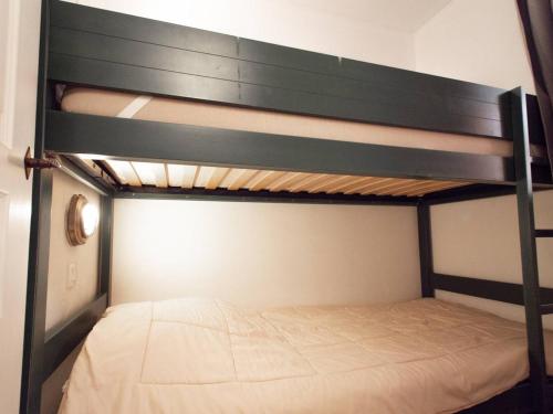 ヴァルモレルにあるAppartement Valmorel, 3 pièces, 6 personnes - FR-1-291-754の二段ベッドが備わる小さな客室のベッド1台分です。