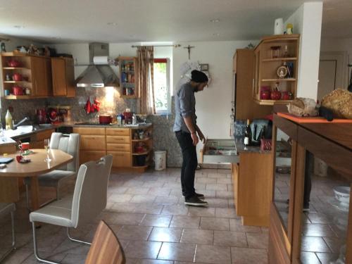 un hombre está parado en una cocina en Haus Babić en Osijek