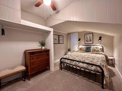 - une chambre avec un lit et une commode dans l'établissement 3 Bedroom Home, Walk to Lake Erie, à Willoughby
