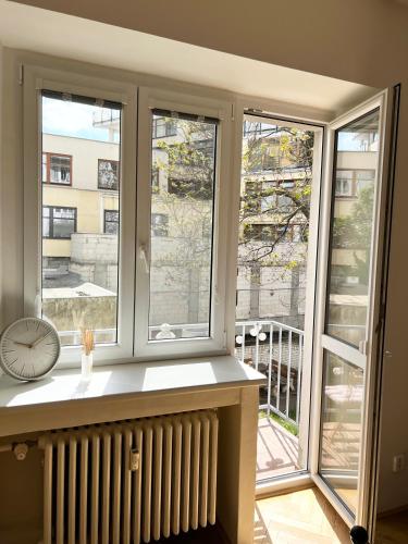Habitación con 3 ventanas y radiador. en Private Room In A Big Ol’ Flat en Praga