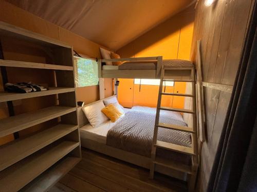 Habitación pequeña con litera y escalera en Safari Lodge Grou, luxe kamperen op een eiland! en Grou