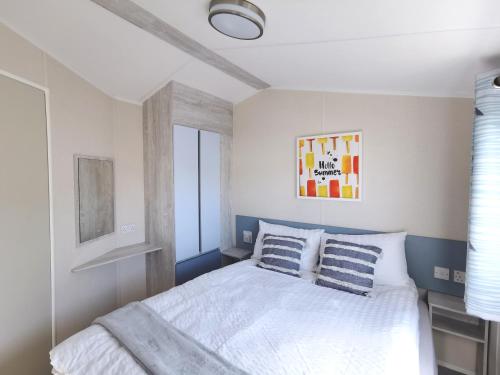 Voodi või voodid majutusasutuse Sea activities Golden Sands beach relax toas