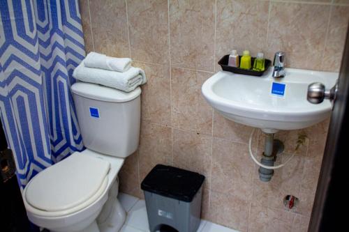 łazienka z toaletą i umywalką w obiekcie RUTA DEL MAR INN HOTEL w mieście Santa Marta