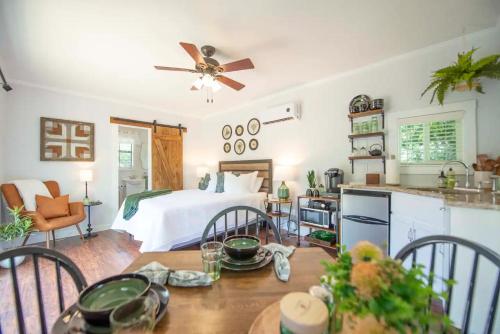 eine Küche und ein Wohnzimmer mit einem Bett und einem Tisch in der Unterkunft Bluebonnet Trail in Waco