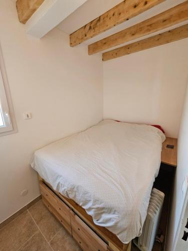une petite chambre avec un lit dans le coin dans l'établissement Appartement cap d'agde, au Cap d'Agde