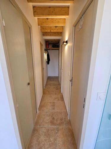- un couloir long avec des portes et du carrelage dans l'établissement Appartement cap d'agde, au Cap d'Agde
