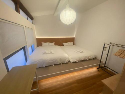 a bedroom with a white bed in a room at 新宿家族連れ４LDKの子供つれ5星 in Tokyo