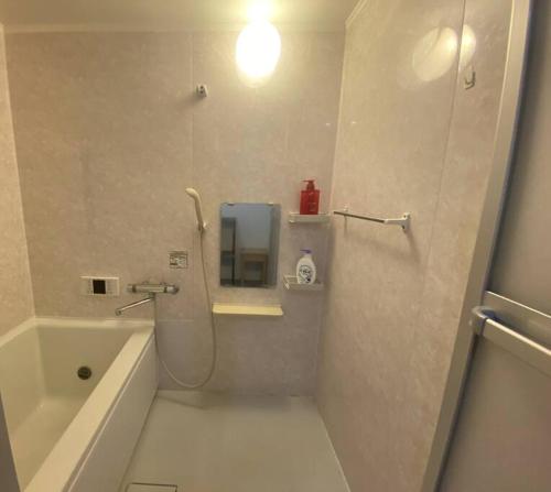 ein Badezimmer mit Dusche, Badewanne und Waschbecken in der Unterkunft 新宿家族連れ４LDKの子供つれ5星 in Tokio