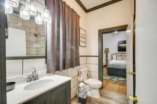 A bathroom at Updated Greenwood Cottage Apt Less Than 1 Mi to Dtwn!