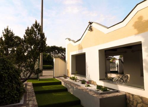 a house with a yard with green grass at Müller's 3 in Siófok