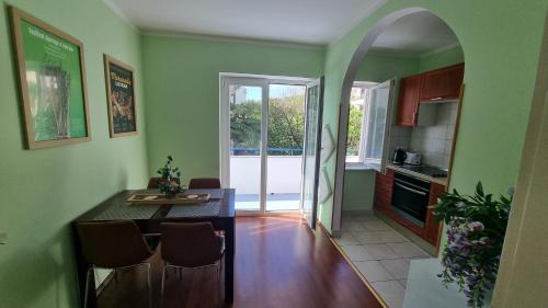 Apartment with direct Sea View, Free Parking and close to Beaches and Promenade