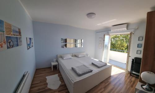 Apartment with direct Sea View, Free Parking and close to Beaches and Promenade