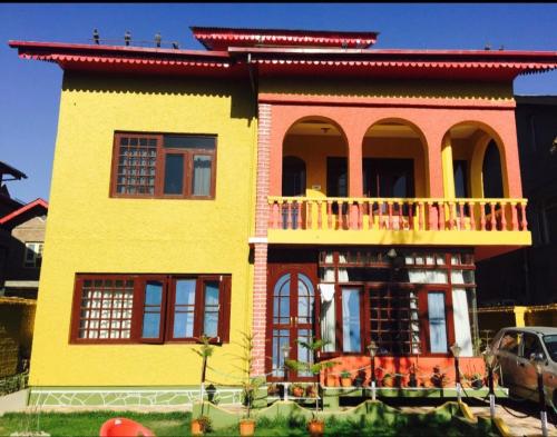 Casa colorida con balcón en la parte superior. en KaShMiR ViBeS HoMeStAy Family Room, en Srinagar