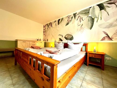 een slaapkamer met twee bedden en een schilderij aan de muur bij Ferienwohnung Waldliebe in Schierke