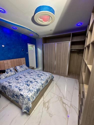 a bedroom with a bed and a large aquarium at Appartement luxe au centre ville in Annaba