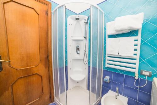 La salle de bains est pourvue de toilettes et d'une douche en verre. dans l'établissement Le Case della Costa - Appartamento Ravello, à Maiori