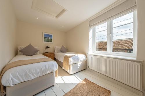 Postel nebo postele na pokoji v ubytování Ivy Cottage D