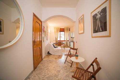 een hal met een tafel en stoelen in een kamer bij Le Case della Costa - Appartamento Ravello in Maiori
