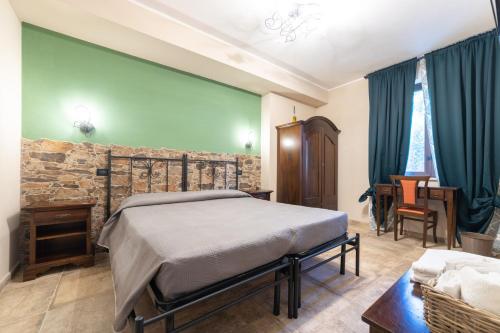 1 dormitorio con cama y pared de piedra en Agriturismo Parco delle Querce, en Valentano