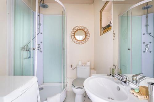 a bathroom with a sink and a toilet and a shower at Le Caisserie - Cosy studio Marseillais - Panier in Marseille