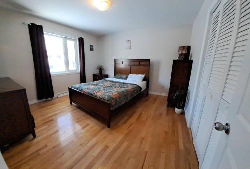 Ένα ή περισσότερα κρεβάτια σε δωμάτιο στο Maison chaleureuse à Ste-Foy