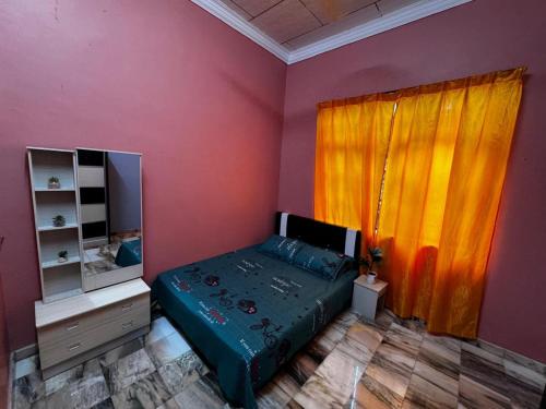 Kampung Bota Kiri的住宿－Marbel Villa，一间卧室配有一张床和镜子