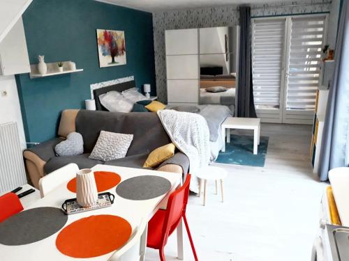 un salon avec un canapé et une table dans l'établissement Studio charmant à Saint-Apollinaire 30 m² avec piscine partagée, à Saint-Apollinaire