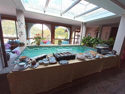 un buffet frente a la piscina en Agriturismo Villa Bardi struttura con camere vista mare, en Riva Trigoso