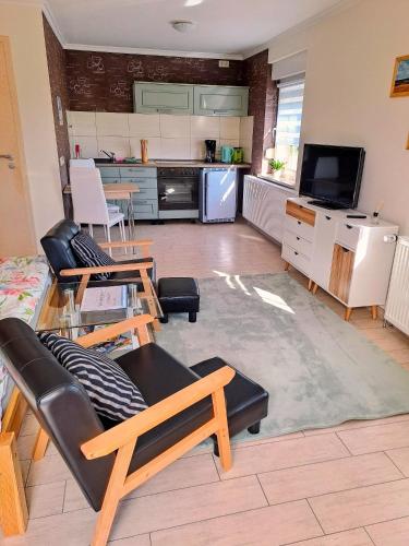 Dapur atau dapur kecil di Ferienwohnung Naturblick am Kummerower See