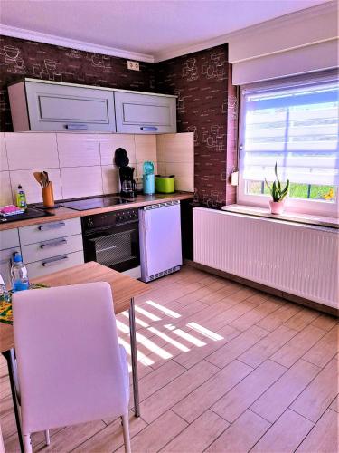 Dapur atau dapur kecil di Ferienwohnung Naturblick am Kummerower See