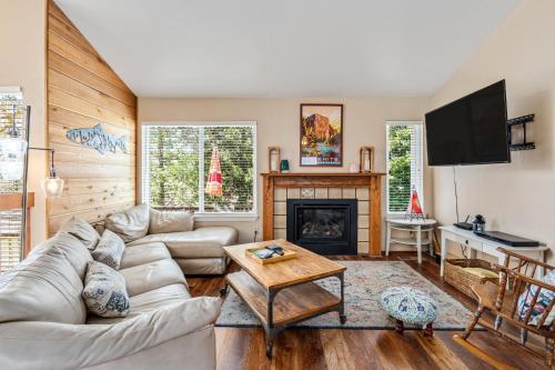 TV a/nebo společenská místnost v ubytování Kathy's Korner - Pet Friendy with Large Deck! home