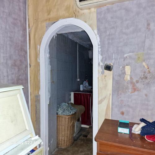 um arco que conduz a uma casa de banho com uma mesa em Lisa e Francesco em Gragnano