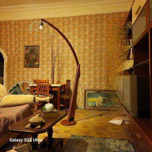 ein Wohnzimmer mit einer großen Stehlampe im Wohnzimmer in der Unterkunft Lisa e Francesco in Gragnano