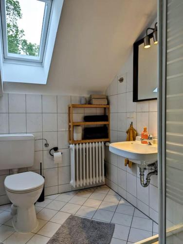 a bathroom with a toilet and a sink at Apartment mit Balkon in Hannover-Ahlem in Hannover