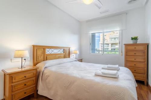 um quarto com uma cama grande e uma janela em Precioso apartamento em Santa Pola