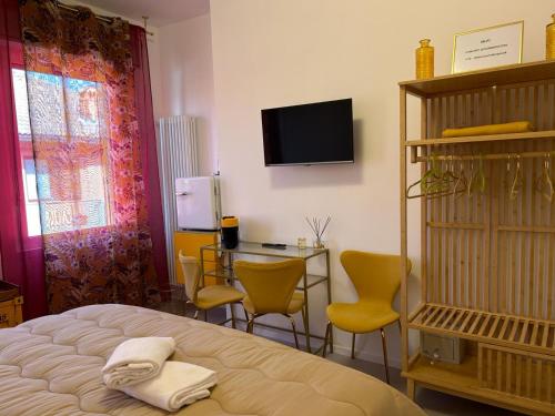 COMFORT ACCOMMODATION SUITE في بيرغامو: غرفة نوم بسرير وطاولة وكراسي