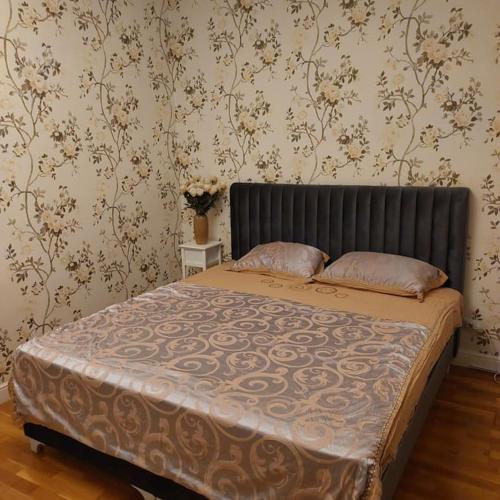 Un pat sau paturi într-o cameră la Prime 2BDR at Arc de Triumph