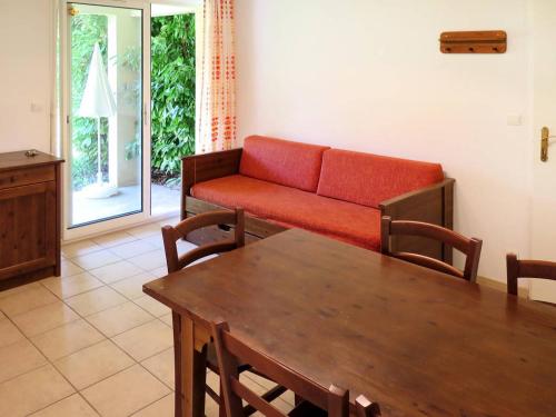 ein Wohnzimmer mit einem Sofa und einem Tisch in der Unterkunft Terres de France - Domaine de Claire Rive in Prayssac