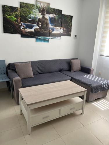 salon z kanapą i stolikiem kawowym w obiekcie Apartamento Rondabella 2 Centro PARKING GRATIS Wifi AA w mieście Ronda