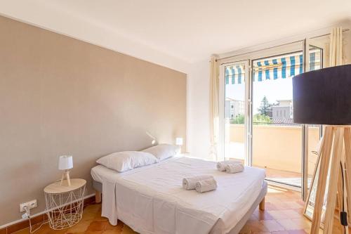 une chambre avec un lit avec deux serviettes dessus dans l'établissement Spacious T3 Near The Beach And Station Roquebrune, à Roquebrune-Cap-Martin