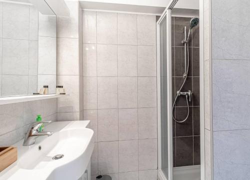 une salle de bain blanche avec un lavabo et une douche dans l'établissement Spacious T3 Near The Beach And Station Roquebrune, à Roquebrune-Cap-Martin