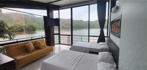 - une chambre avec 2 lits et une vue sur la rivière dans l'établissement Casa Natura Prado, à Boquerón de Tena