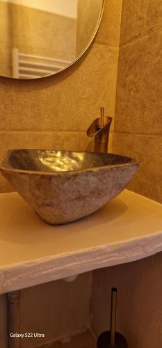 een stenen wastafel op een aanrecht in een badkamer bij Le bord de mer pour 4 personnes in Six-Fours-les-Plages