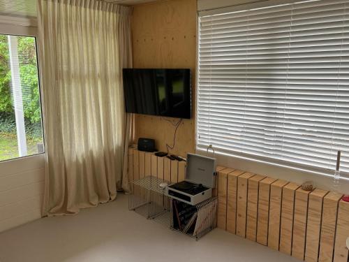 Fotografie z fotogalerie ubytování Gezellige bungalow op steenworp afstand van het strand v destinaci Ouddorp