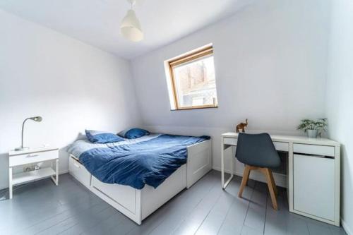 Schlafzimmer mit einem Bett, einem Schreibtisch und einem Stuhl in der Unterkunft Loft, proximité centre et gare in Lille