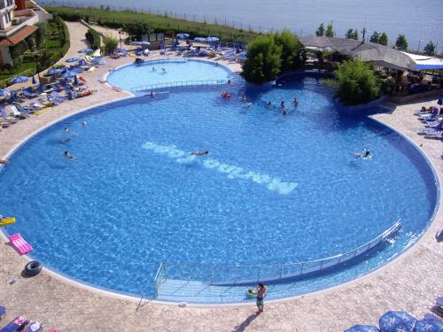 an overhead view of a large swimming pool with people in it at Relaks w Marina Cape 88 in Aheloy