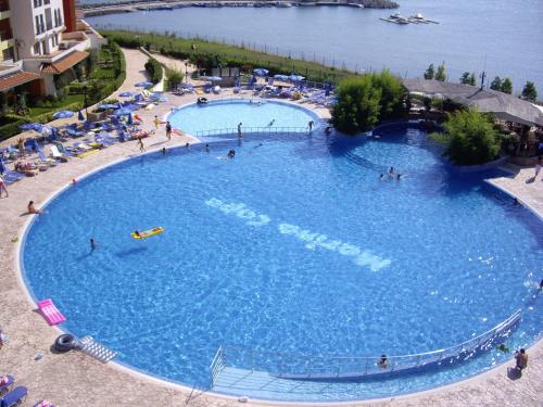 an overhead view of a large swimming pool with people in it at Relaks w Marina Cape 88 in Aheloy